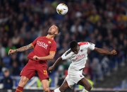 半岛体育电竞-意甲赛场局势激烈，米兰双雄争霸未定