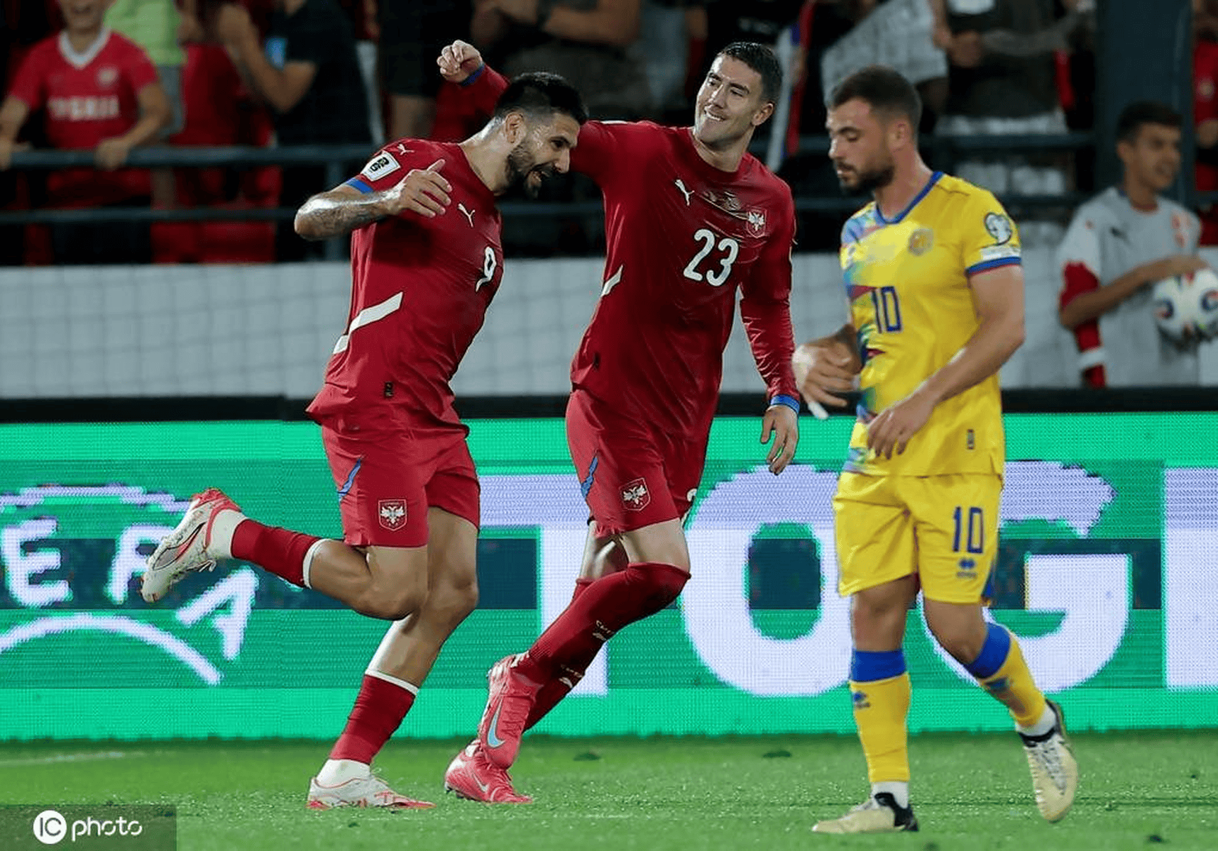 塞尔维亚队在激烈比赛中获得惊险胜利 塞尔维亚队在激烈比赛中获得惊险胜利