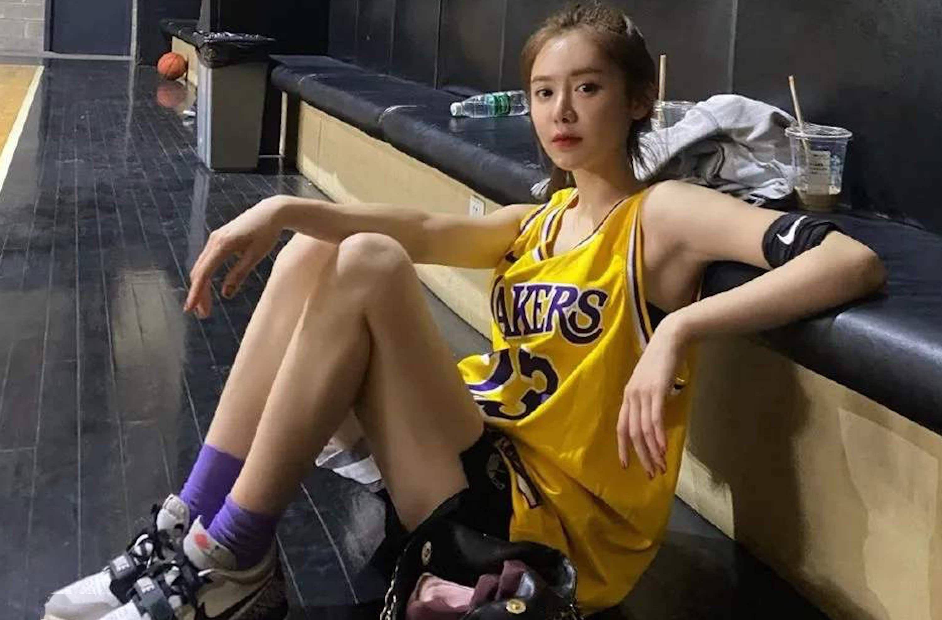 篮球美女在场边助阵，笑容灿烂，尽显魅力