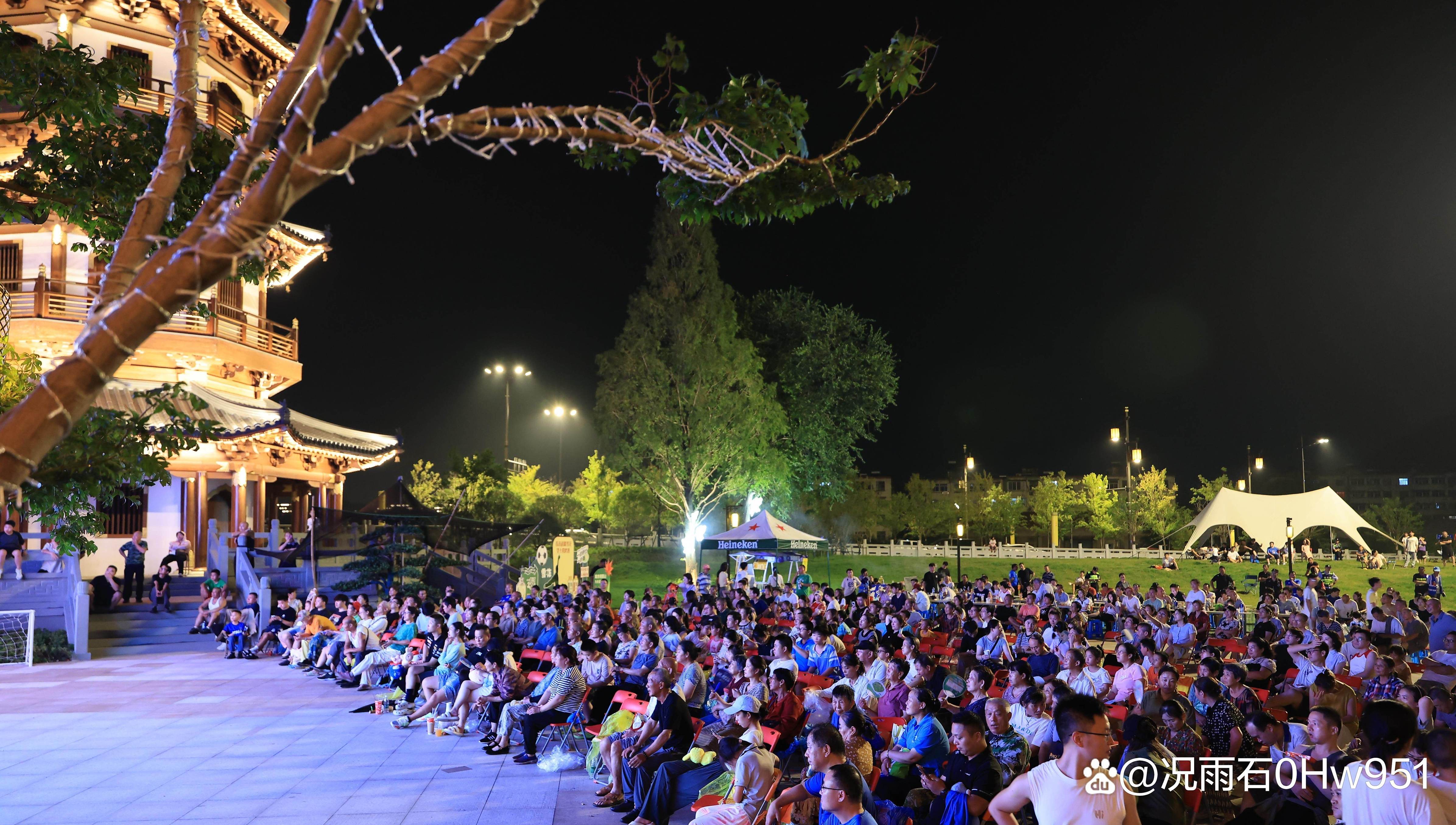 球迷狂欢!精彩比赛引发观众热情 球迷狂欢!精彩比赛引发观众热情