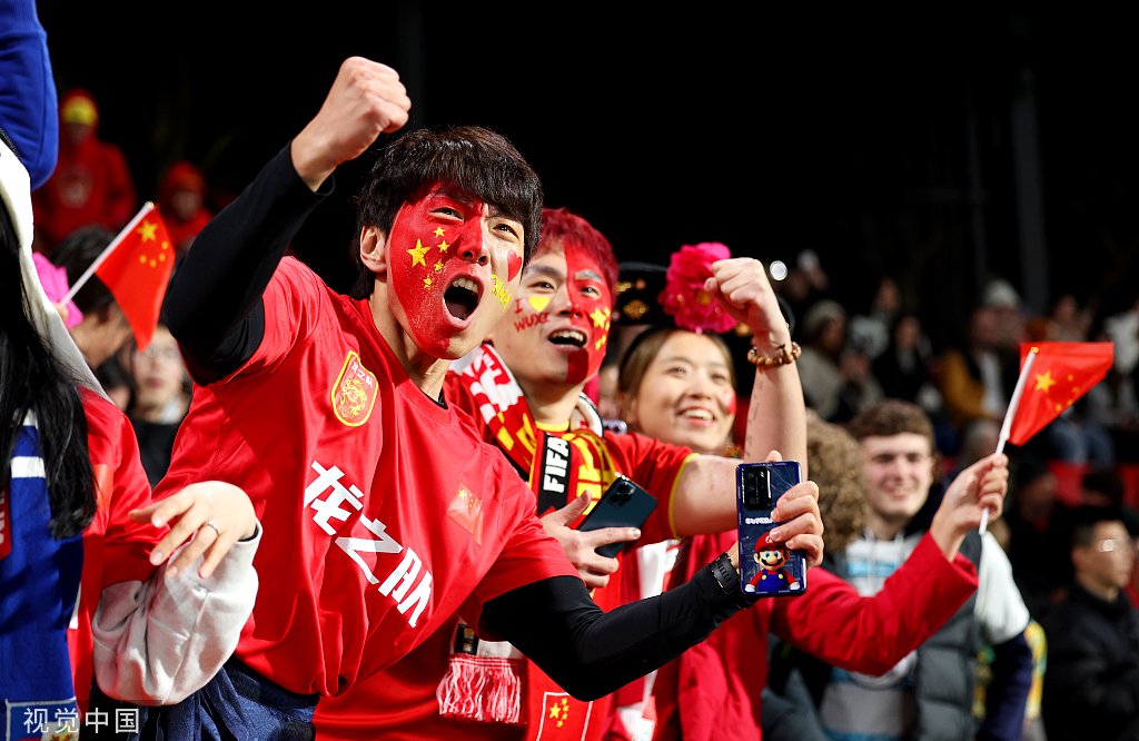 球迷狂欢!精彩比赛引发观众热情 球迷狂欢!精彩比赛引发观众热情