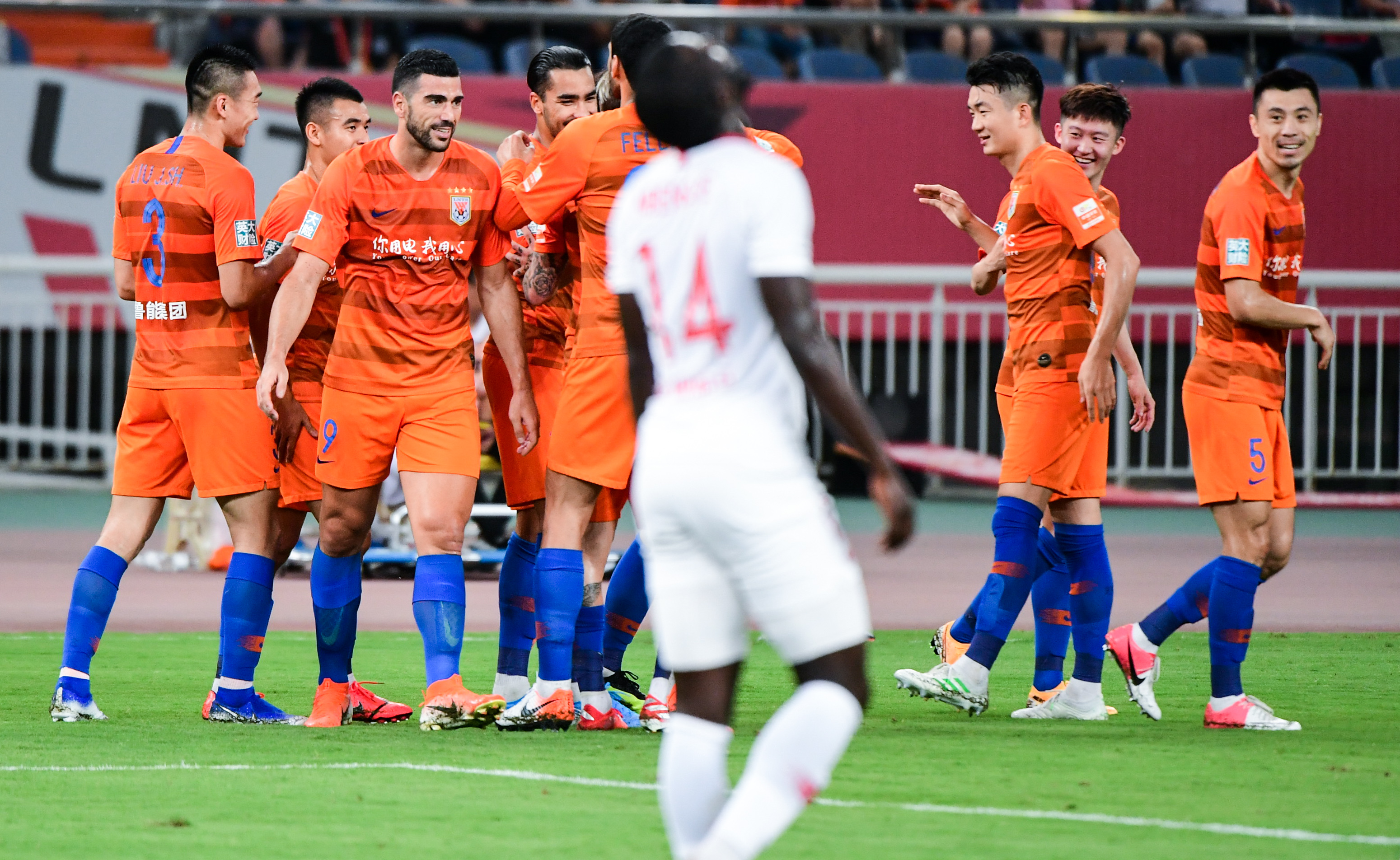 球队备战新赛季,粉丝期待已久 球队备战新赛季,粉丝期待已久