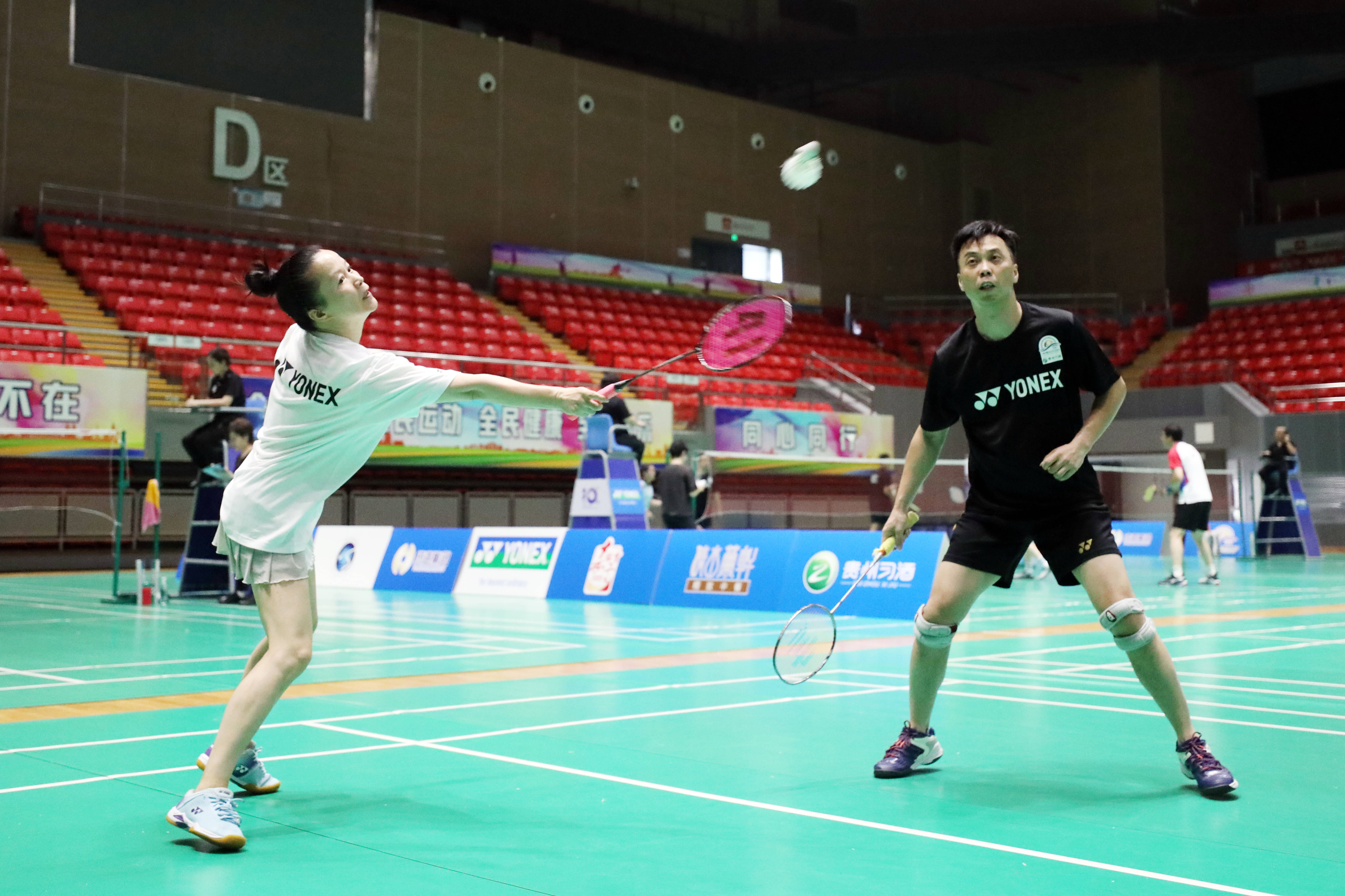 关于激烈角逐：羽毛球比赛引爆全场的信息