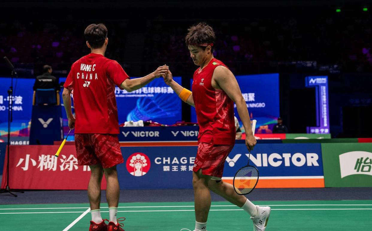 亚洲足球杯赛场上对决激烈，精彩纷呈