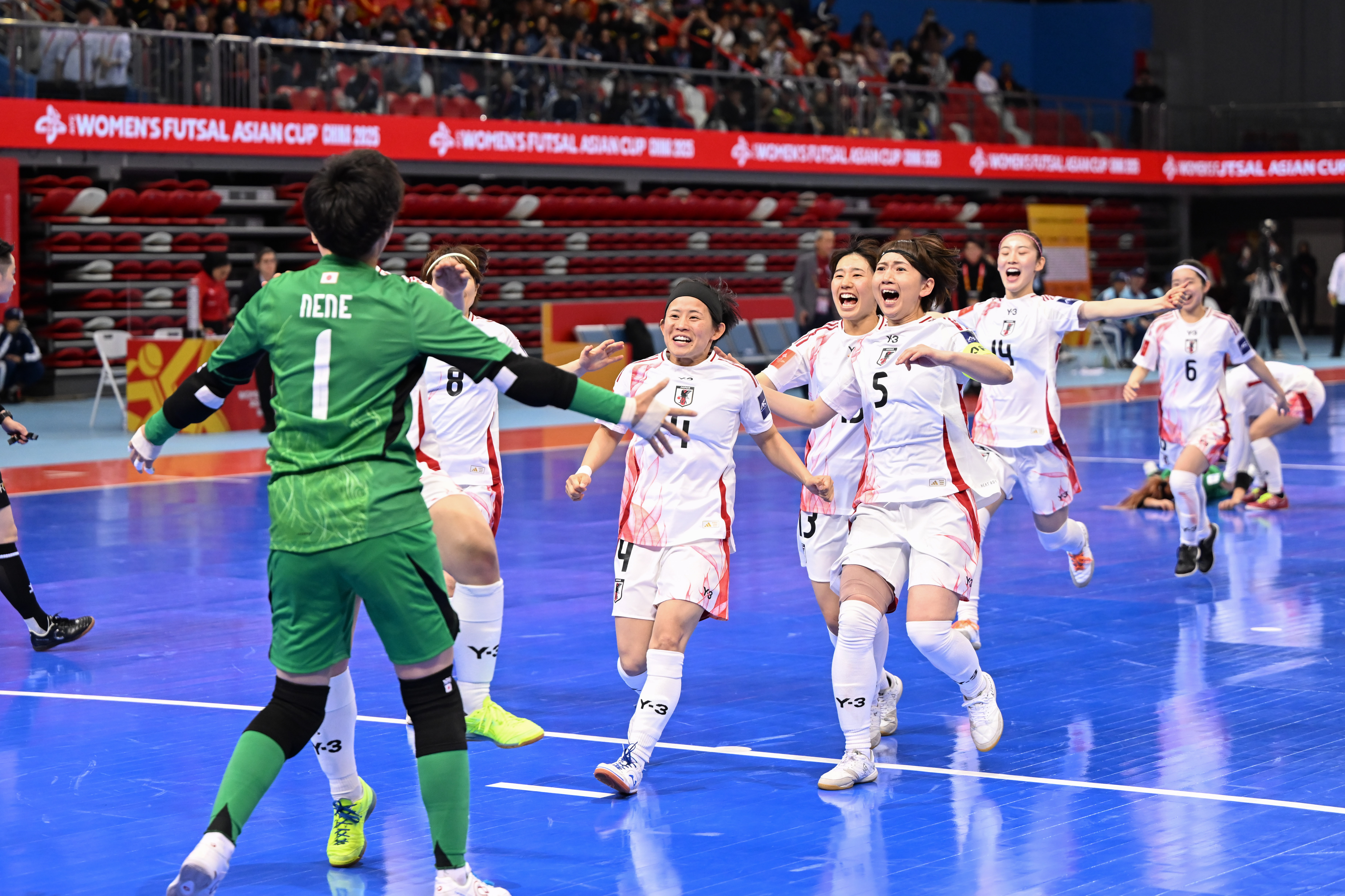 亚洲足球杯赛场上对决激烈，精彩纷呈