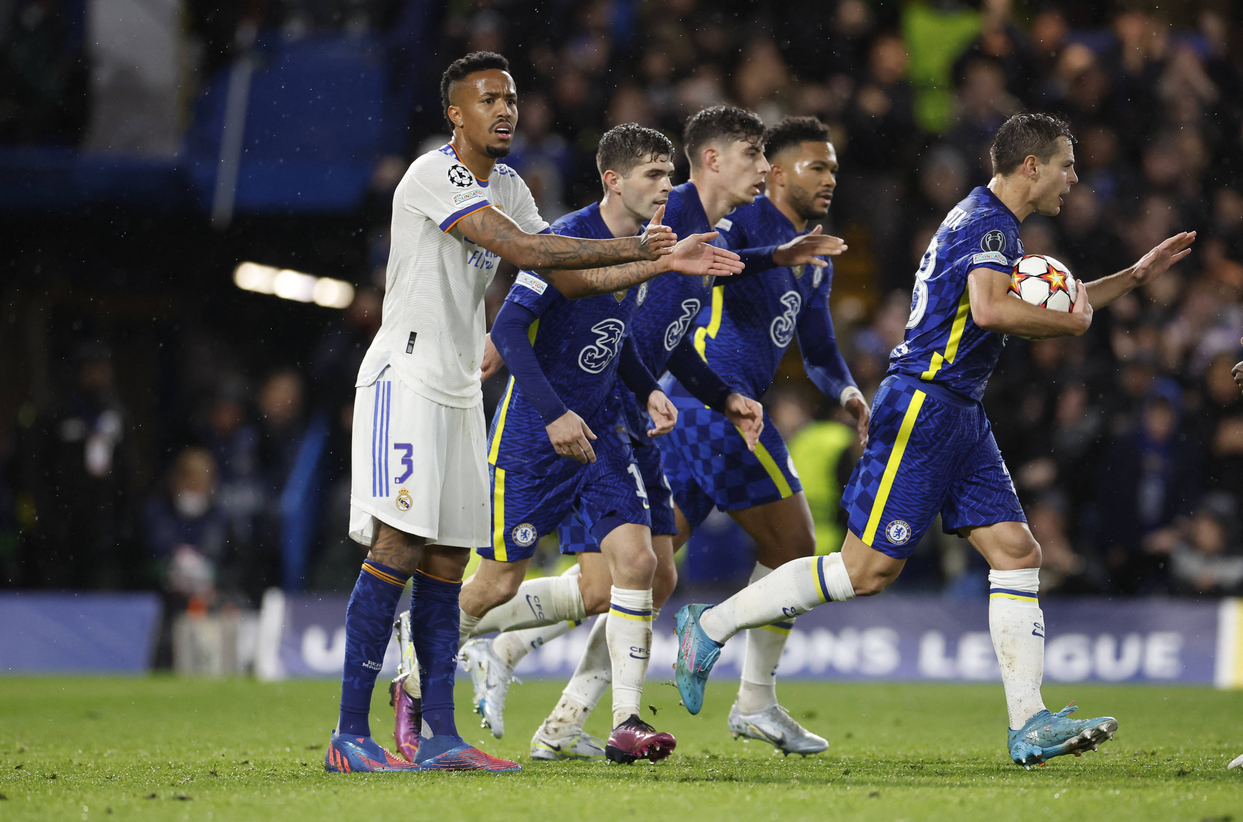 切尔西踢出精彩比赛，领跑积分榜