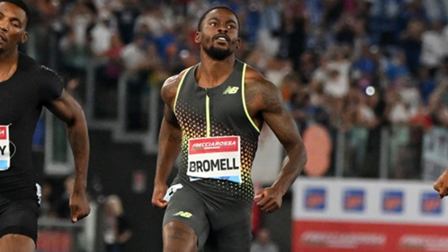 芬兰选手百米全力冲刺,登顶领奖台 芬兰选手百米全力冲刺,登顶领奖台