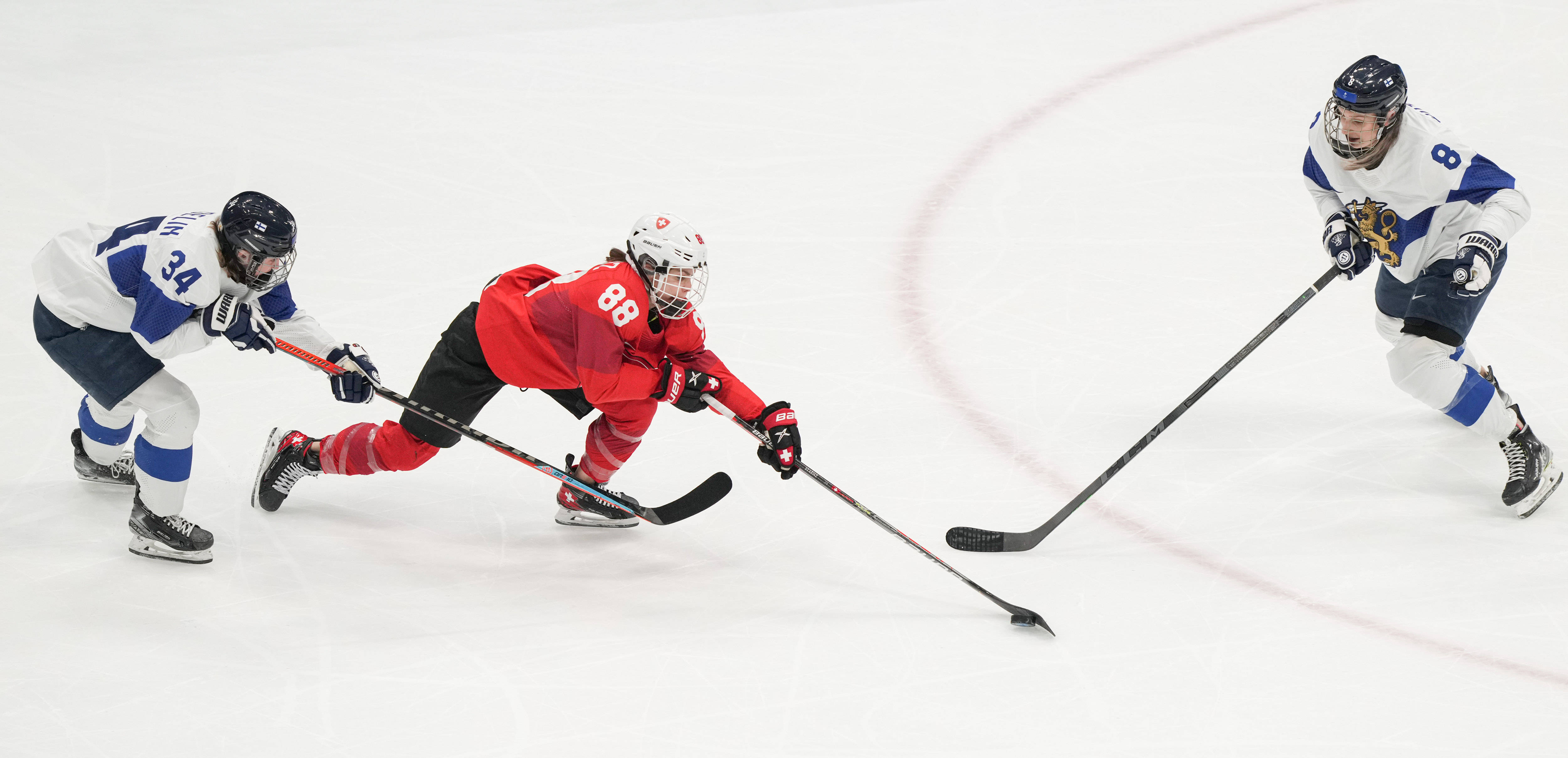 瑞士冰球队奋力拼搏，力克对手
