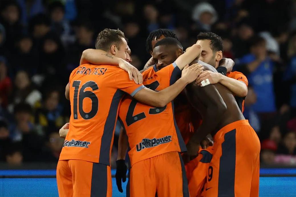 沙尔克对意甲球队展开赛前热身训练