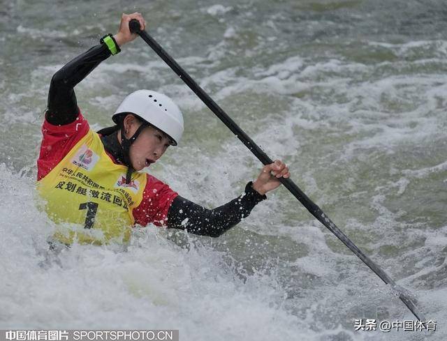 丹麦选手在皮划艇比赛中稳操胜券