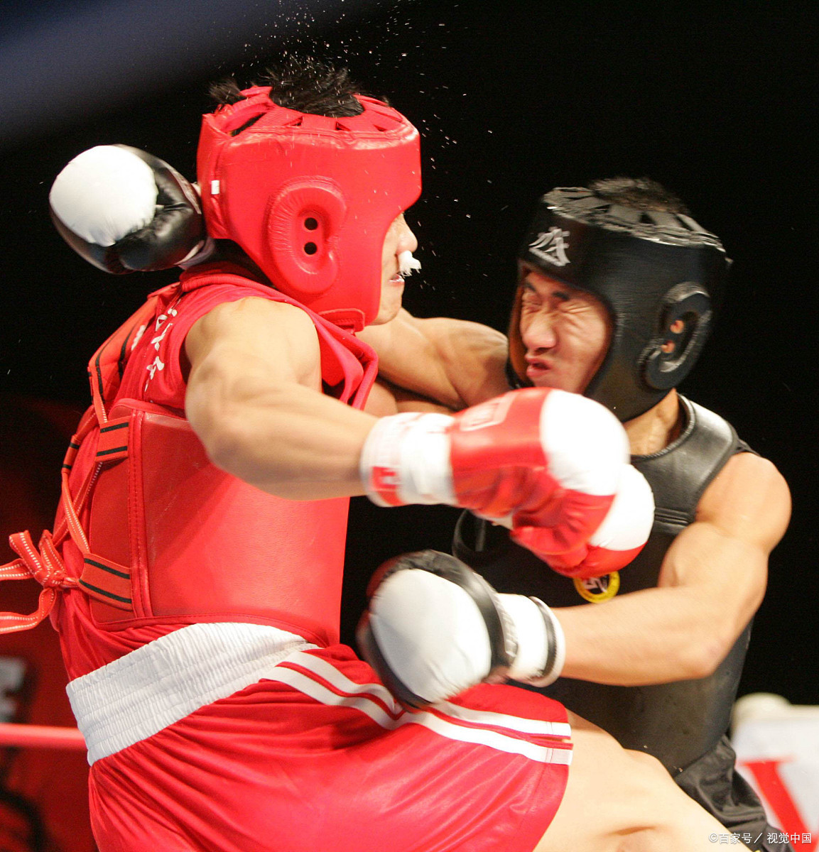 运动员们与对手搏斗至最后一刻