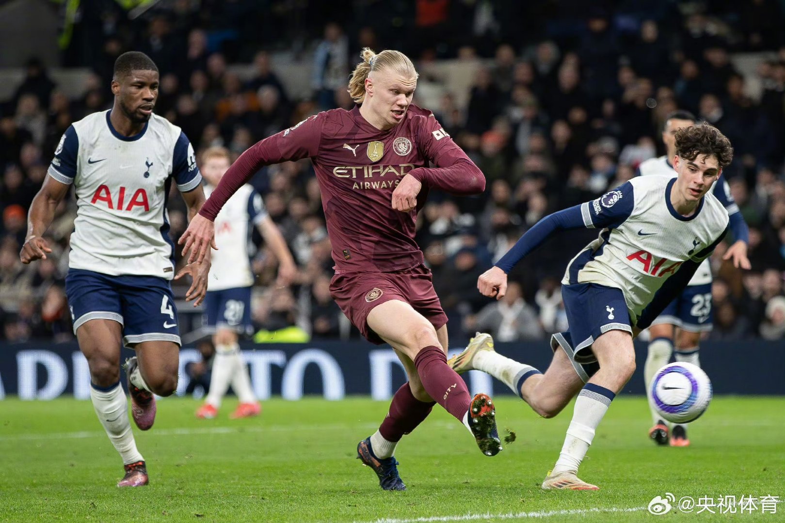 包含曼城主教练考察年轻球员，西布朗射手受伤缺席的词条