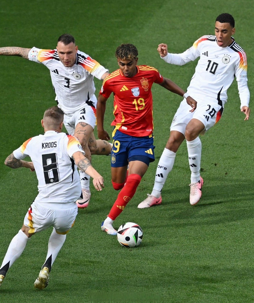 西班牙豪门对决，助威声震撼球场的简单介绍