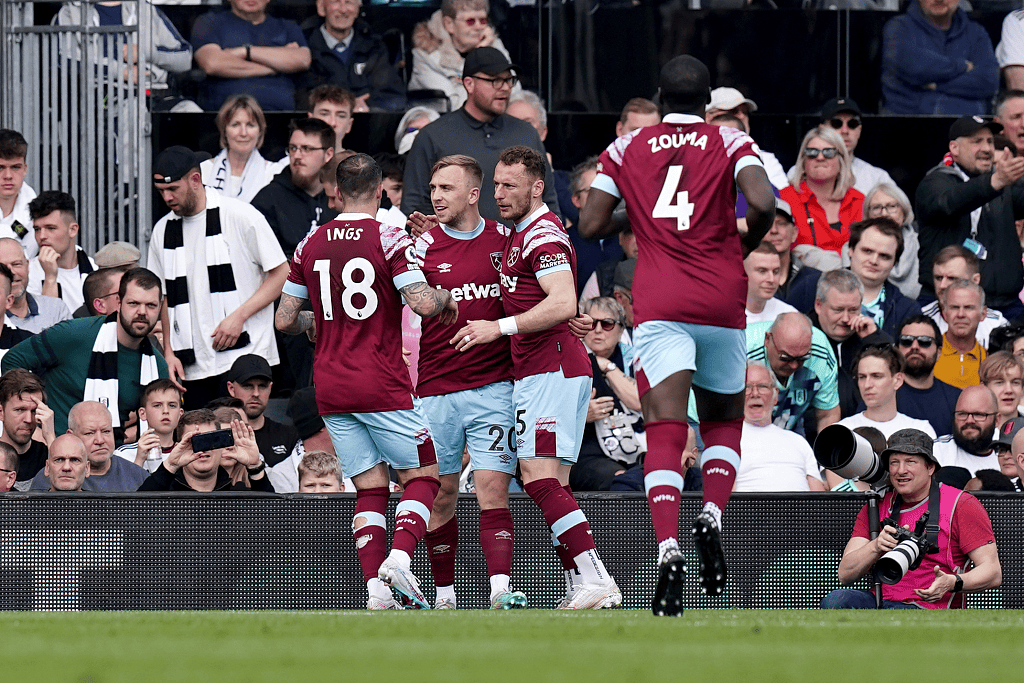 包含门兴格拉德巴赫在主场取胜，积分不断攀升的词条